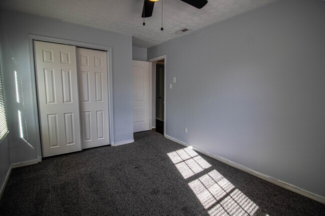 Building Photo - 822 Winnetka Ave