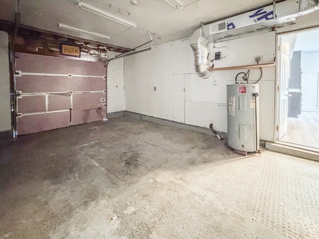 Building Photo - COME MEET YOUR NEW HOME IN KINGS GRANT!