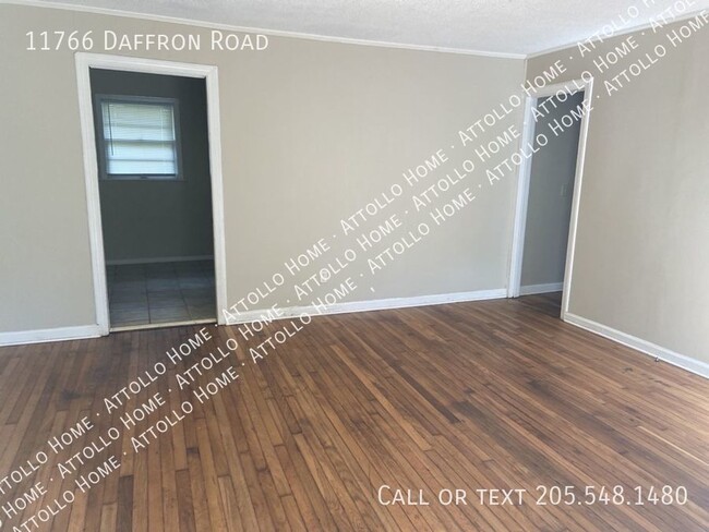 Building Photo - 3 Bedroom with hardwood floors and large y...