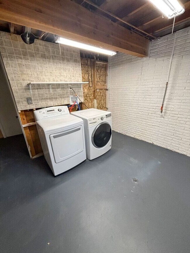 Building Photo - Beautiful 3-Bedroom, 1.5-Bathroom Home wit...