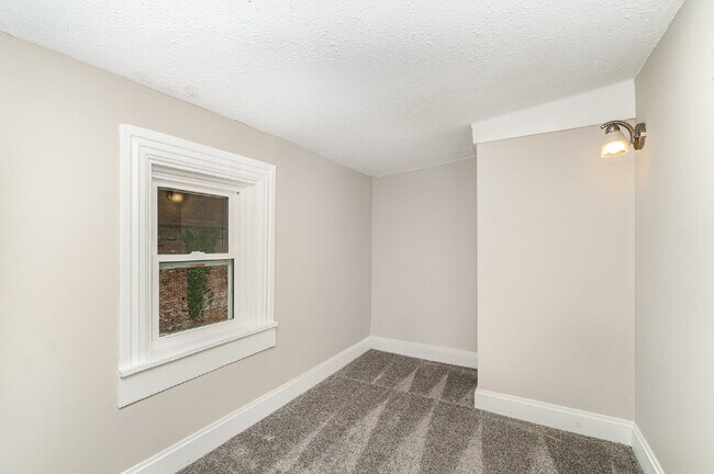 Building Photo - "Charming 3-Bed Townhouse Retreat in the H...