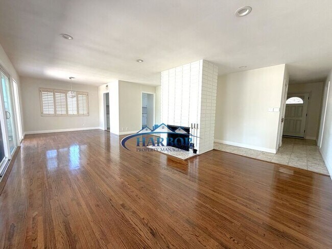 Building Photo - 1630 Miracosta St