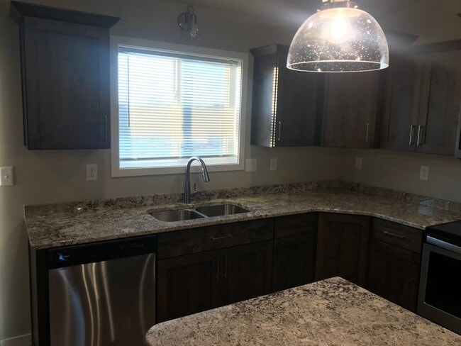 Building Photo - 4 Bed 2 Bath Single Family Home