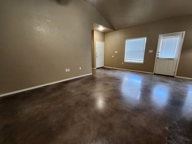Building Photo - 3/2/1 Duplex w/ Stained Concrete Floors Th...