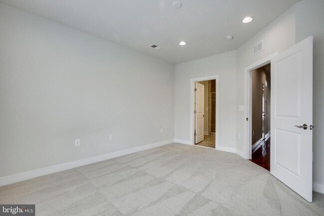 Building Photo - 723 Diamond Ave