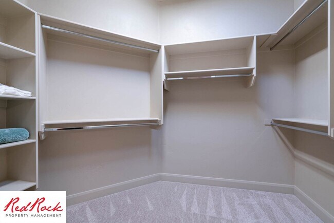 Building Photo - Stunning 3 Bedroom Fully Furnished Home. C...