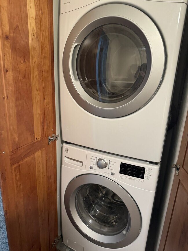 Building Photo - Spacious Townhome for rent in Rexburg