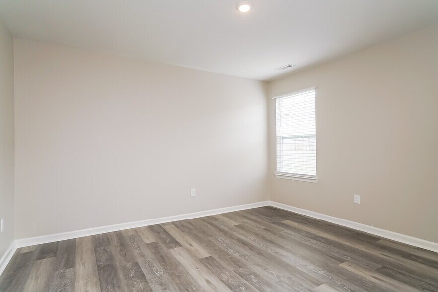 Building Photo - 674 River Dell Townes Ave