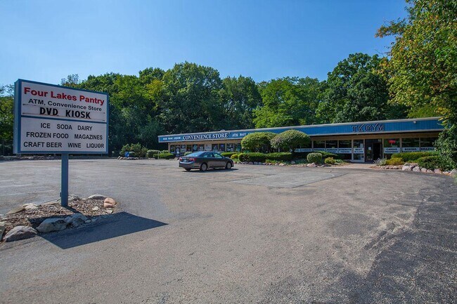Building Photo - 5915 Meadow Dr