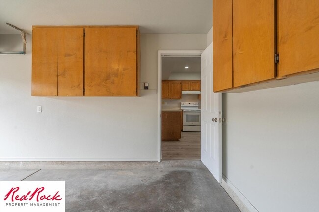 Building Photo - Remodeled 2 Bedroom Townhome. Pet Friendly!