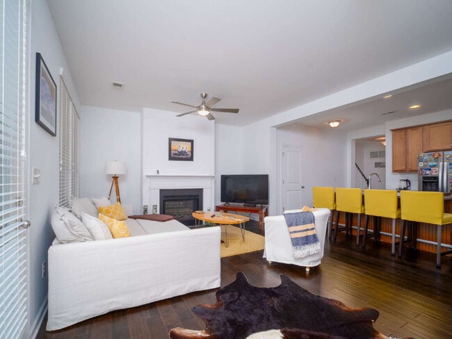 Building Photo - "Exquisite  2-Bed Townhouse with 2.5 Baths in Prime Charlotte Location – 1,531 Sq Ft of Comfort!"