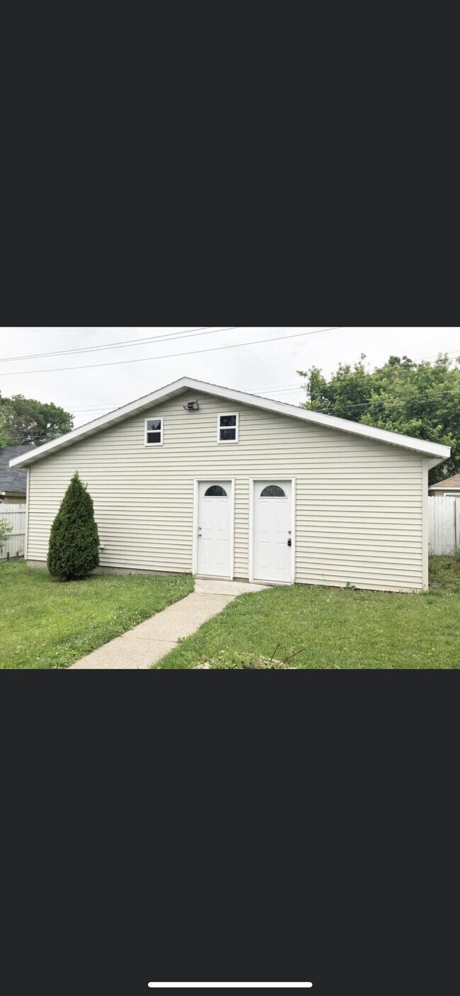 Garage - 891 Geranium Ave E