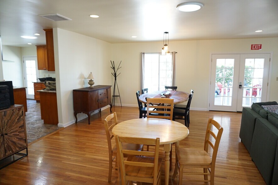 Building Photo - 8533 Woodley Ave