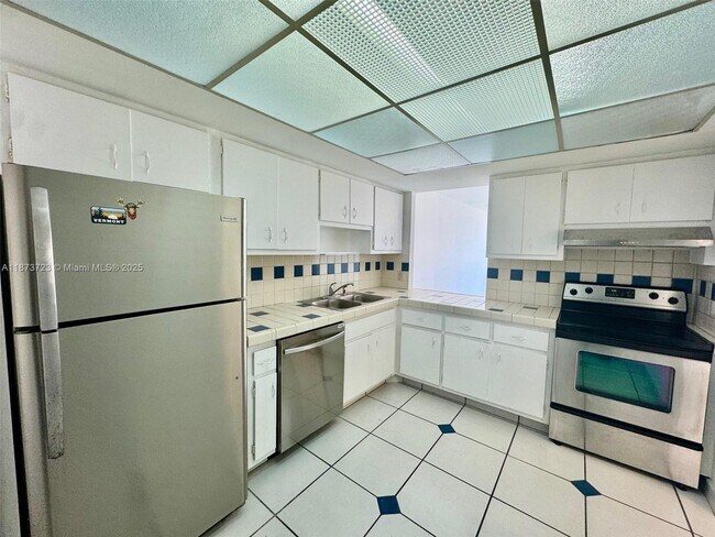 Building Photo - 1301 NE Miami Gardens Dr