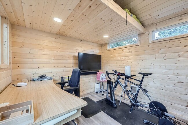 Building Photo - Introducing a spacious 4 bedroom, 2.5 bath...