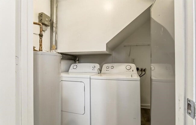 Building Photo - Remodeled Townhouse Ready for A New Tenant