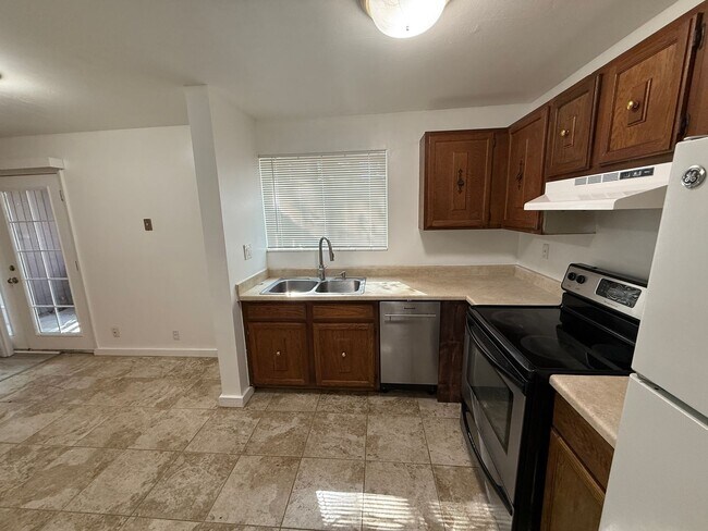 Building Photo - Beautiful Two Bedroom Apt; Salt Lake City, 1,000 sq ft; New Flooring