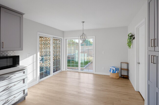 Building Photo - 2331 E Sunnyside Dr