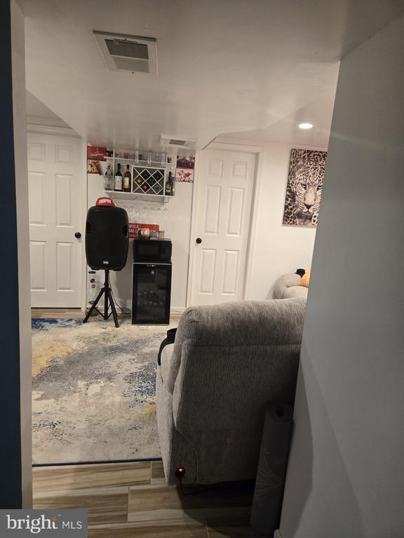 Building Photo - 9323 Alcona St