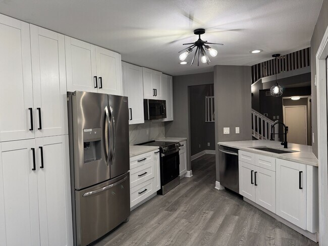 Building Photo - 9400 Doliver Dr