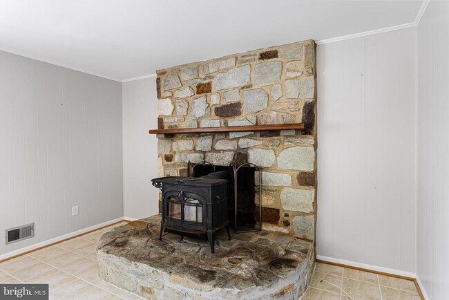 Building Photo - 18 Lakeview Dr