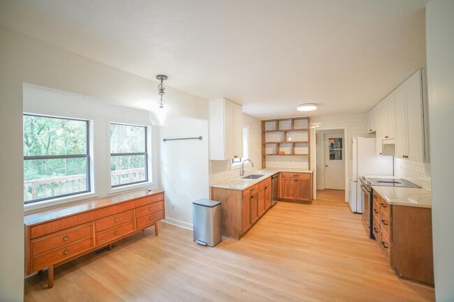 Building Photo - 2020 Cynthia Dr