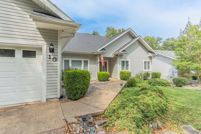 Building Photo - 10 Lindura Ln