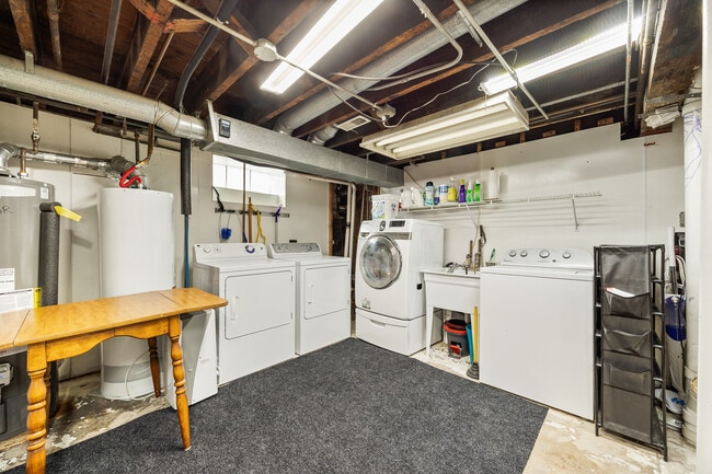 Building Photo - 1848 W Wabansia Ave