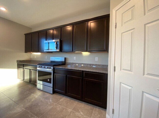 Building Photo - 4 BED 2.5 BATH 2 CAR GARAGE,  LARGE CORNER...
