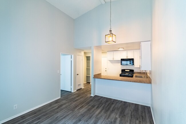 Interior Photo - 311 South New Hampshire Avenue