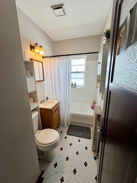 Building Photo - 1425 E Capitol Dr