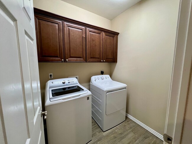 Building Photo - 3 Bedroom/2.5 Bathroom Townhome with Fence...