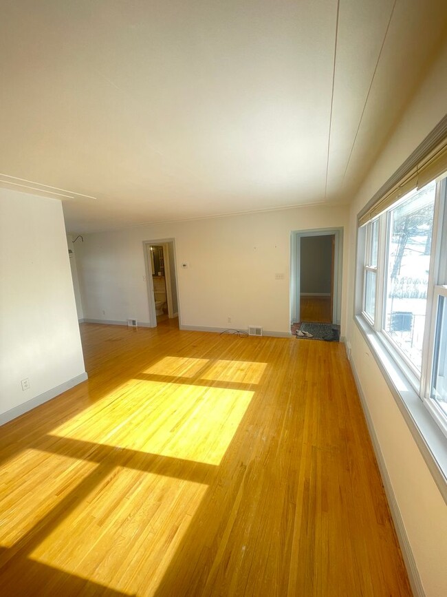 Building Photo - SHORT TERM LEASE TO MAY - 3 Bedroom, 2 Bat...