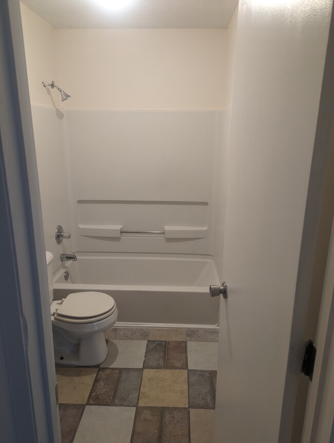 Secondary Bath - 6780 Willowbrook Dr