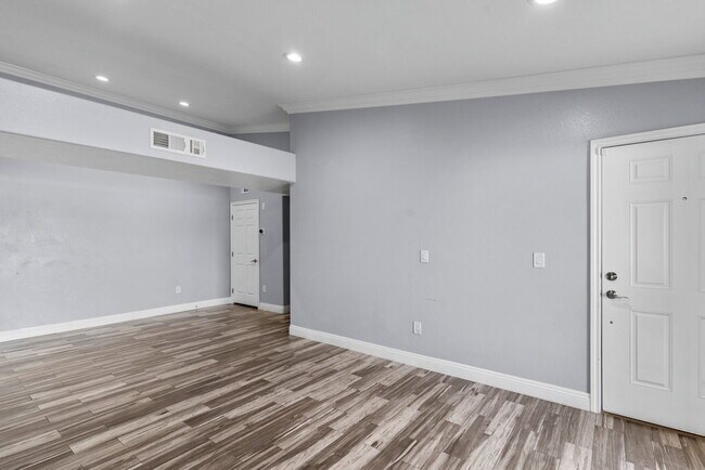 Building Photo - "Chic 3-Bed Townhouse with Granite Countertops on West Flamingo Road, Las Vegas!"