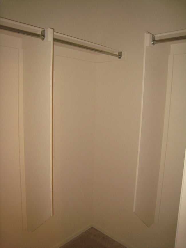 Building Photo - Spacious condo with attached garage.