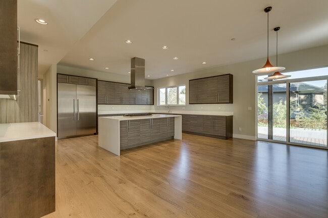 Building Photo - Luxurious & Contemporary 5 bed home in Red...