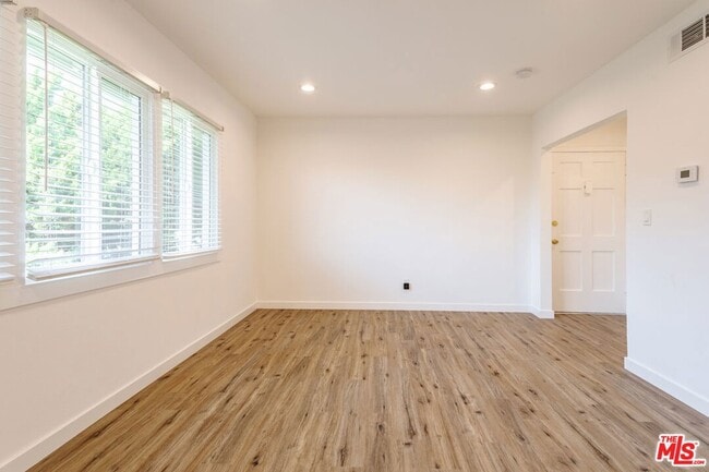 Building Photo - 1818 W Glenoaks Blvd