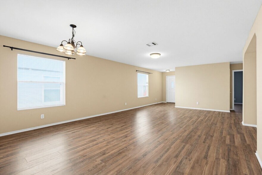 Building Photo - 3935 Regal Rose