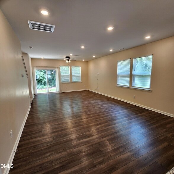 Building Photo - 3000 Spline Cir