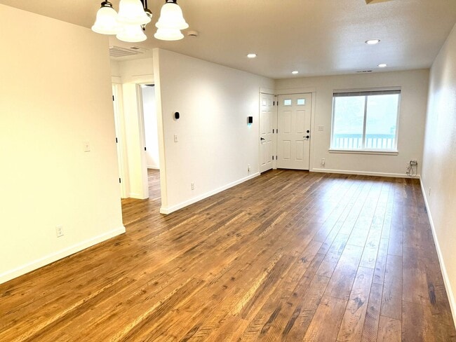 Building Photo - Brand new 3 bedroom 2 bath Sutherlin duplex