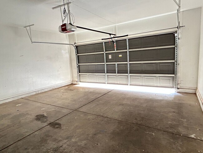 Building Photo - 9598 N 82nd Ln