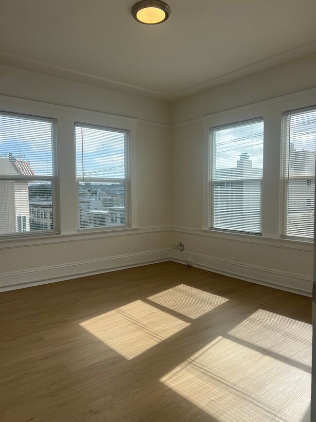 Building Photo - 3542