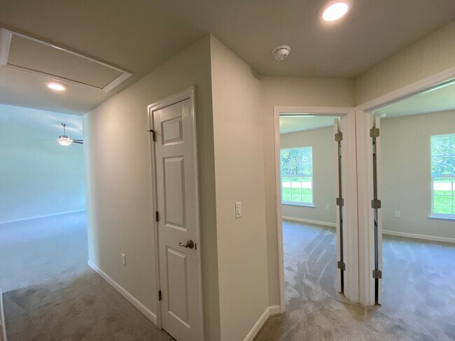 Building Photo - $700 off first month's rent! - Desirable Citrus Springs Neighborhood 3/2/2