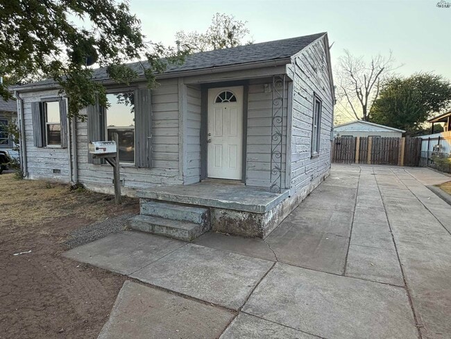Building Photo - 2202 Monroe St