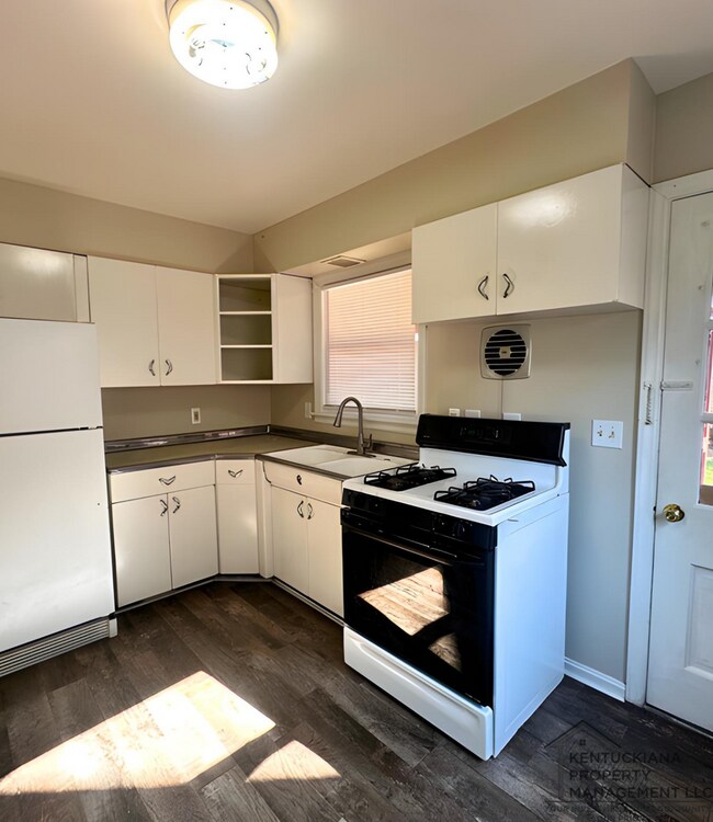 Building Photo - Charming 3BR/2BA Brick Cape Cod