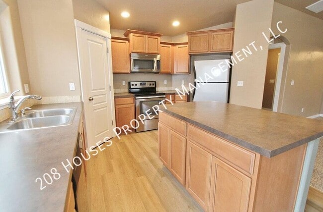 Building Photo - Must See Immaculately Kept 3 bed, 2 bath H...