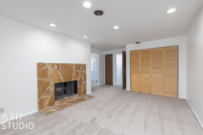 Building Photo - Fully Renovated 4-Bedroom Townhome in Prim...