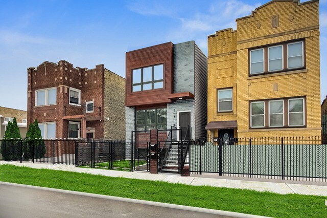 Primary Photo - 1336 N Hamlin Ave