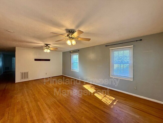 Building Photo - 1521 Paisley Ave